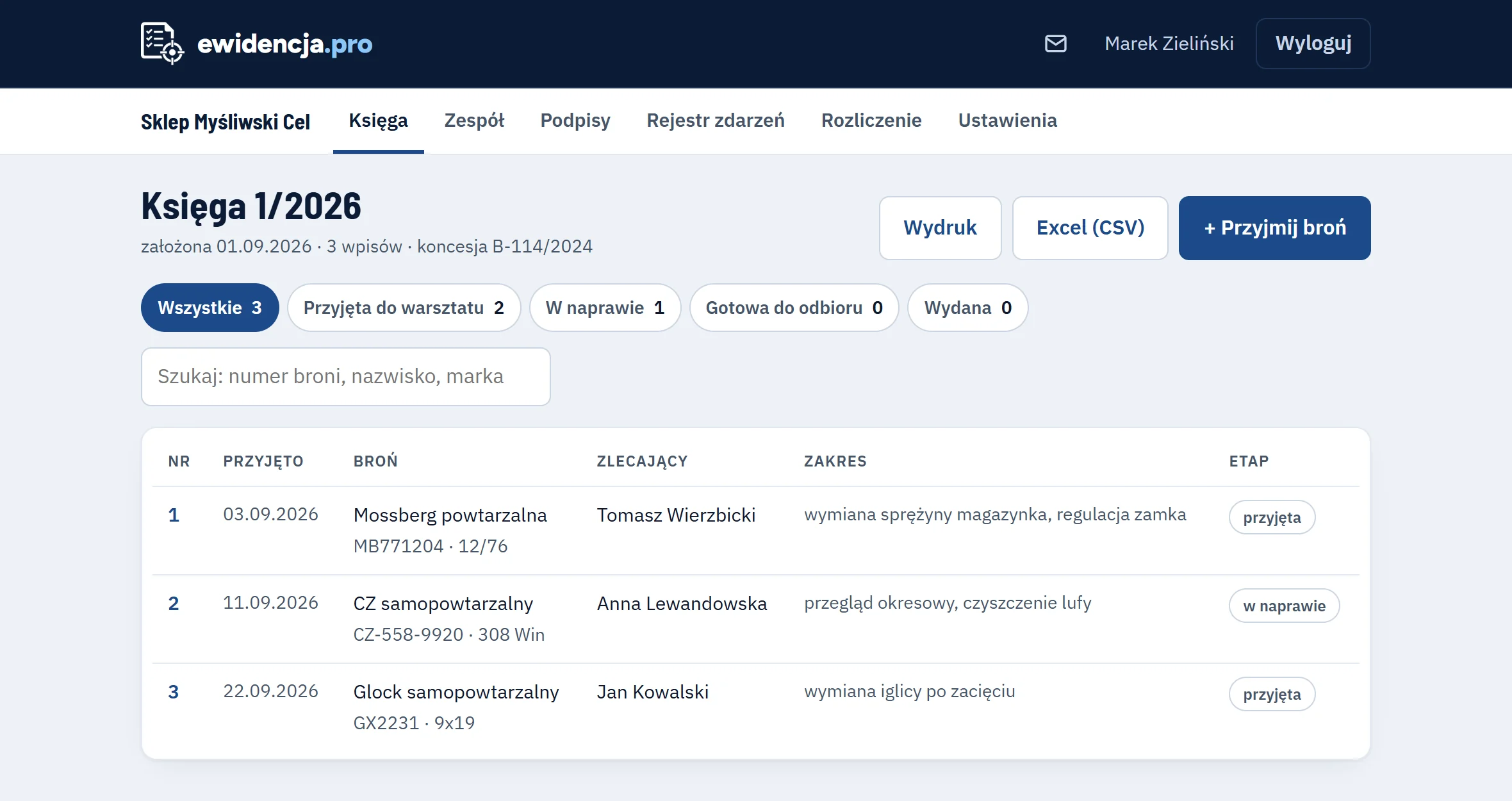 Ekran księgi napraw z trzema wpisami: data przyjęcia, broń z numerem, zlecający,
              zakres usługi i stan — jedna broń wydana, dwie w warsztacie